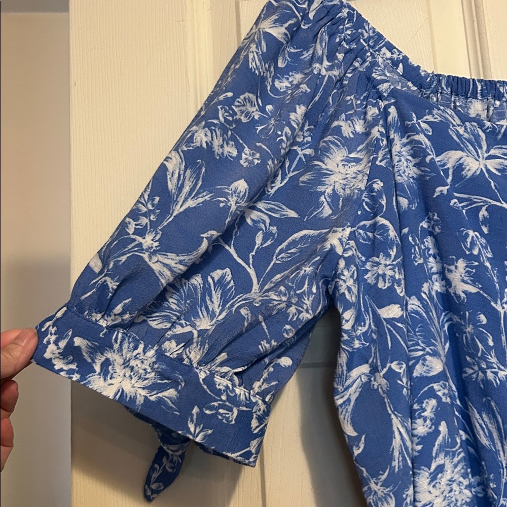 LC Lauren Conrad Top Size Large Blue Floral - Picture 3 of 8